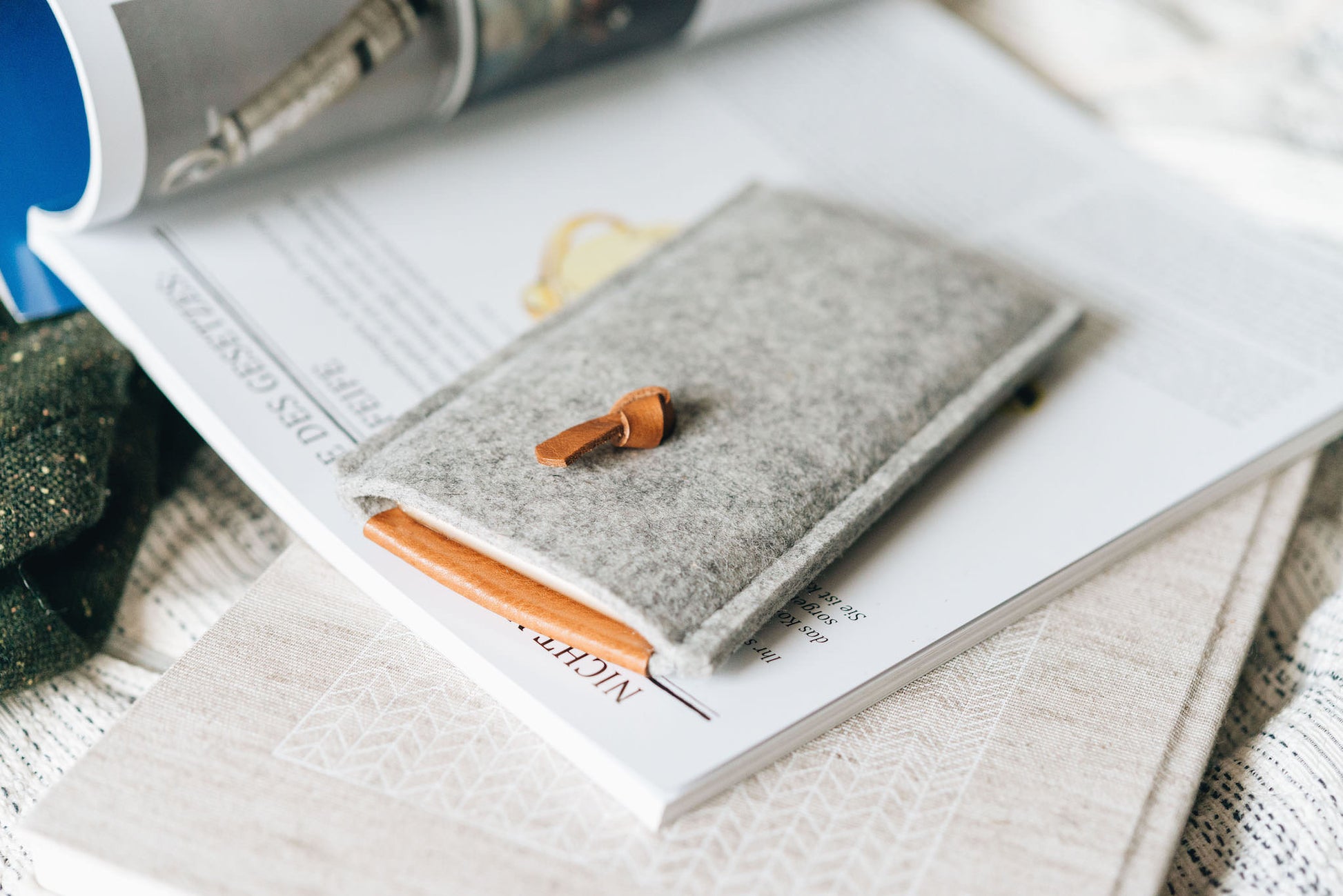 Pull-out phone case "Knot" - band&roll