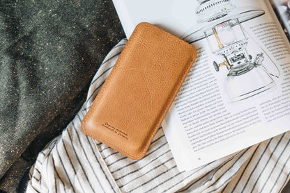 Leather phone case "Dandy" - band&roll